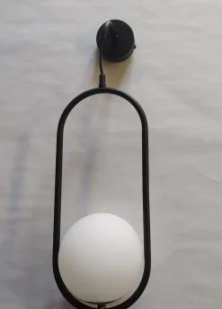 Outlet Jupiter Design Wandleuchte Schwarz Weiß Glas NAESALA Flur