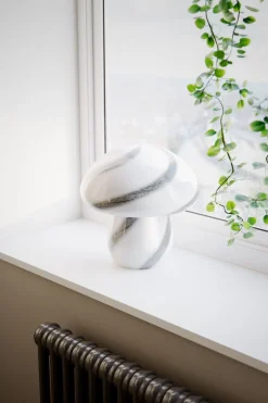 New By Rydéns Tischlampe Glas 30 cm hoch Weiß marmoriert E27 Pilz Look