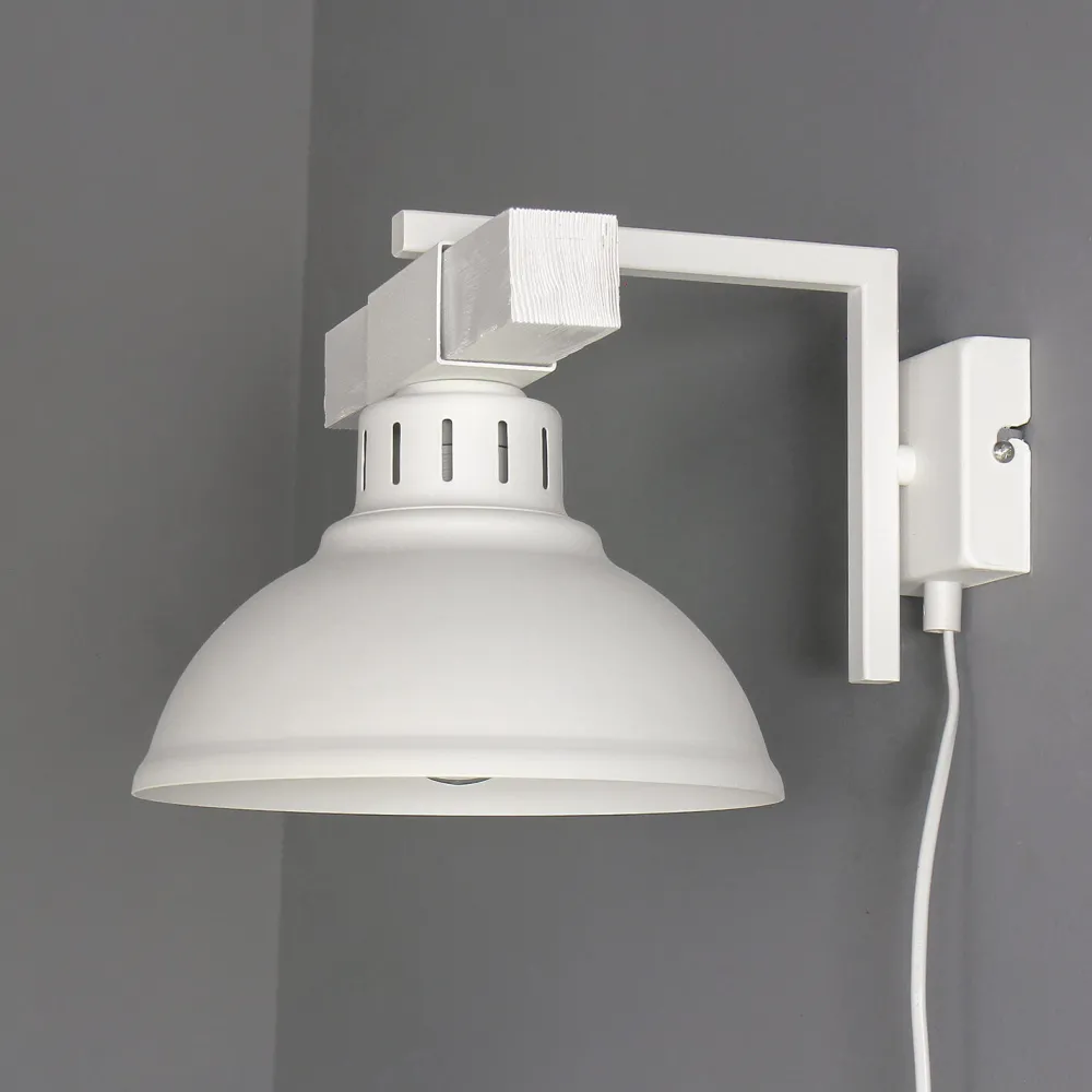 New Luminex Wandlampe Weiß mit Steckdosenanschluss