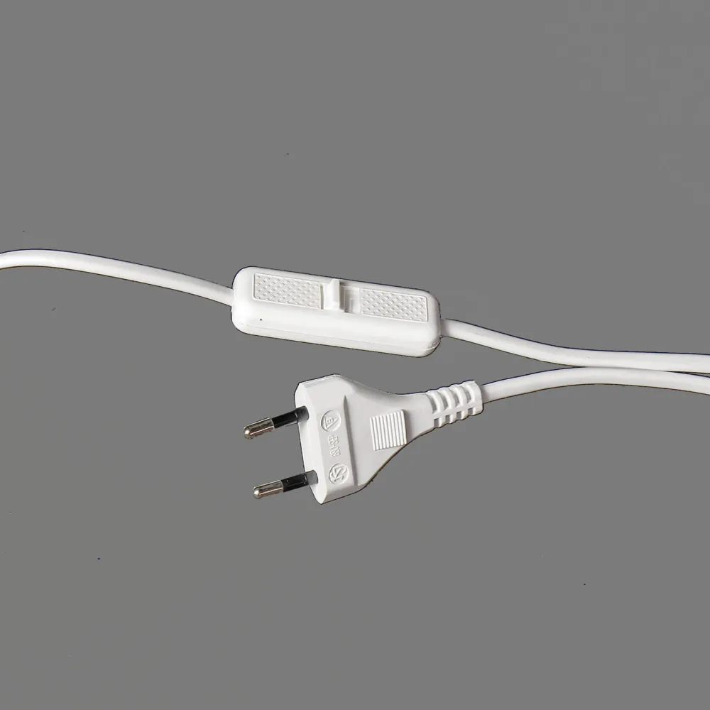 New Luminex Wandlampe Weiß mit Steckdosenanschluss